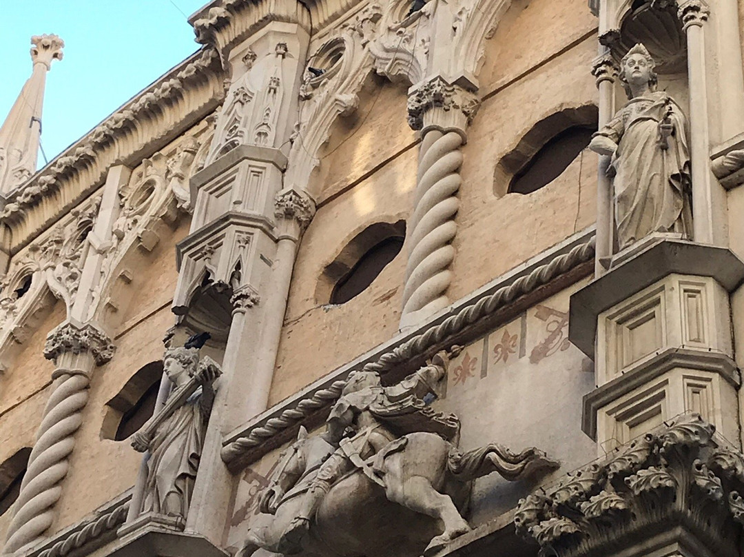 Loggia dei Mercanti景点图片