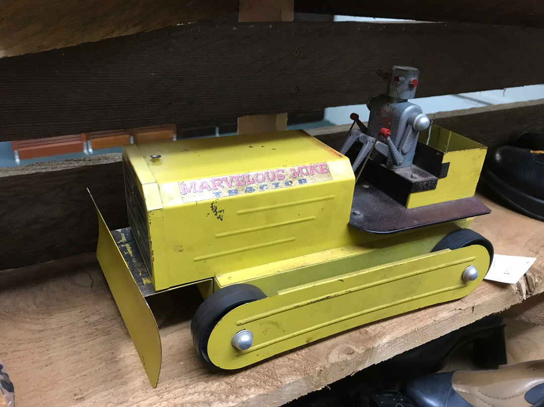 Leafs Treehouse Antiques & Collectables Mall-库斯贝必去景点