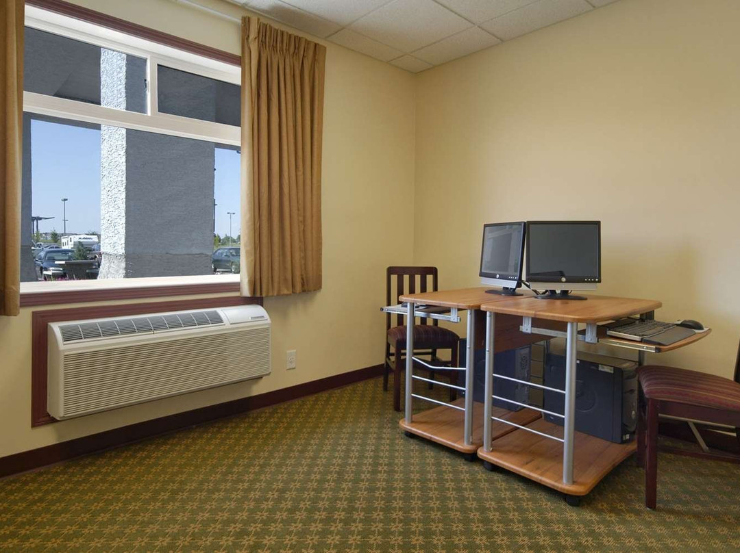 Super 8 by Wyndham Fort Saskatchewan主图