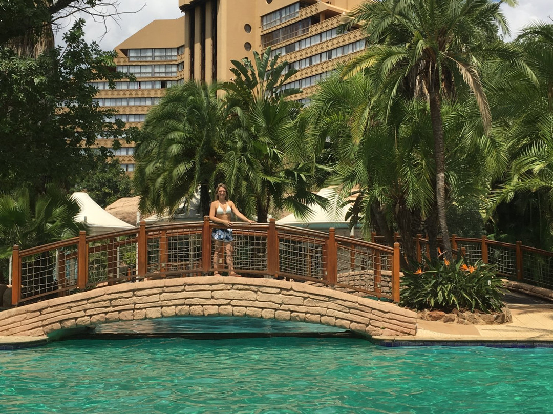 小瀑布酒店主图