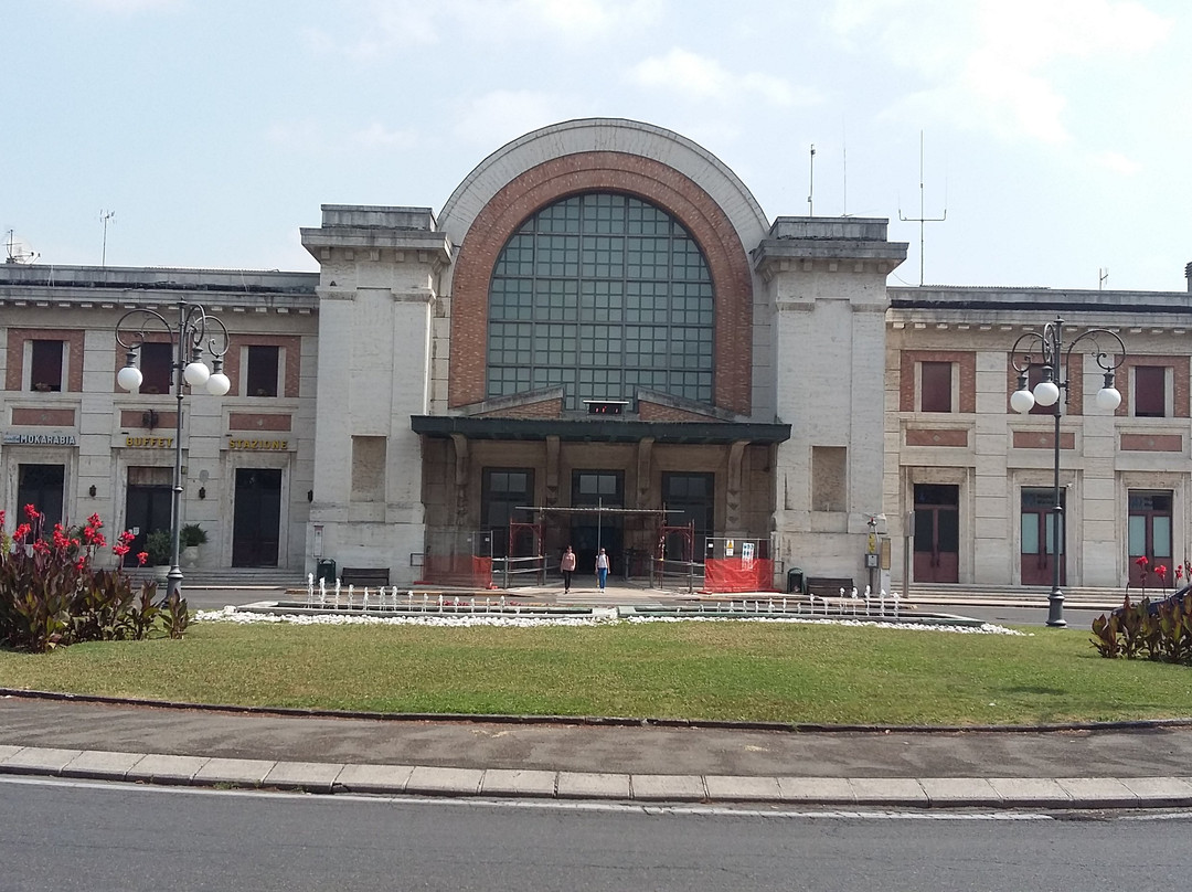 Stazione Ferroviaria di Salsomaggiore Terme-萨尔索马焦雷泰尔梅必去景点