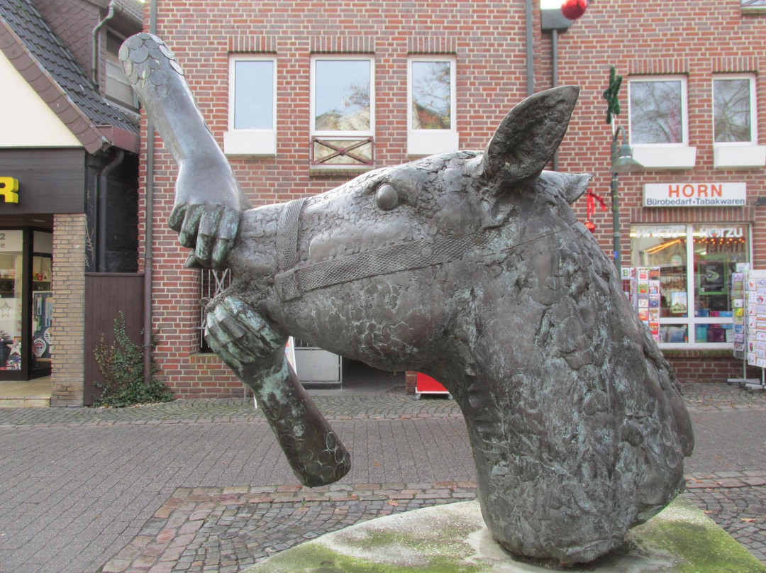 The Horse's Head Statue景点图片