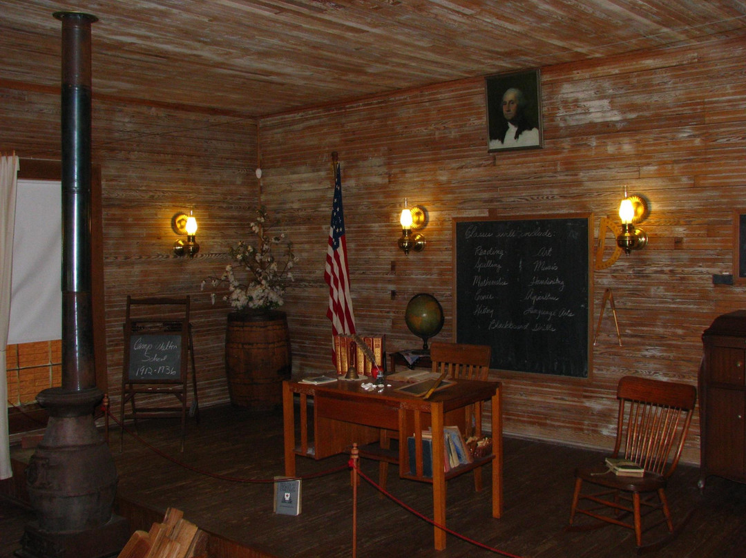 Camp Walton Schoolhouse景点图片
