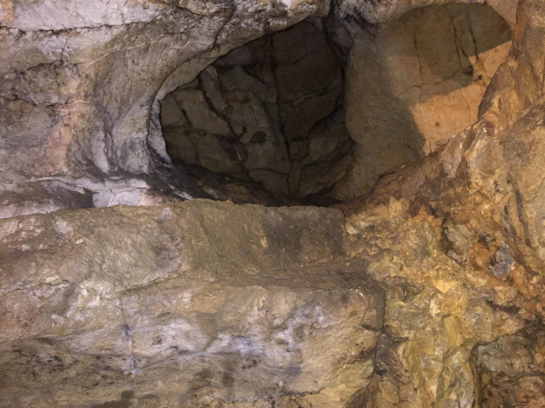 Loczy Cave景点图片