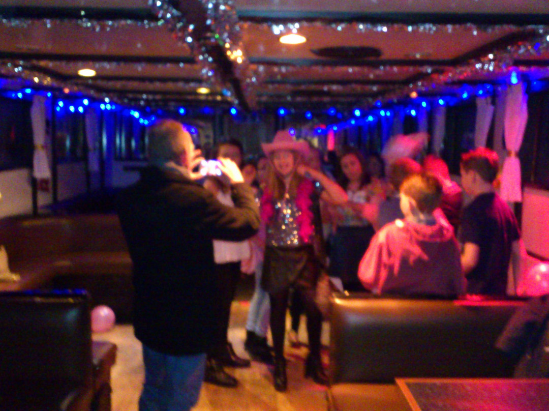 Boatel Party Cruises-乔利必去景点