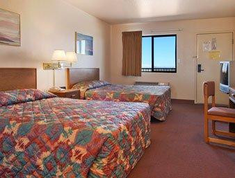 Super 8 by Wyndham Benson主图