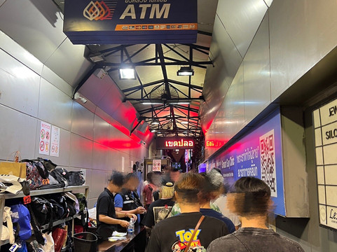 DJ站酒吧-曼谷必去景点