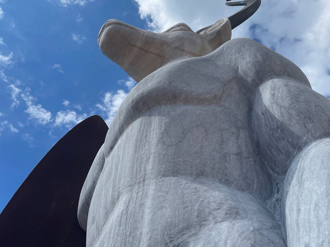Estatua Homenagem aos surfistas e a Nossa Senhora da Nazare.景点图片