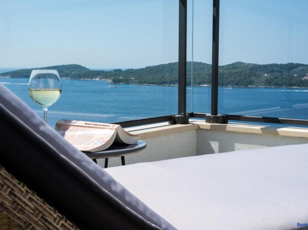 Apartmani D & J with Heated Pool & Stunning Sea View