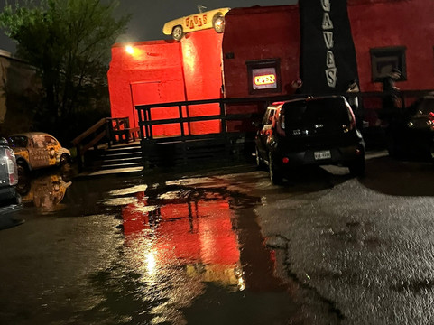 Caves Lounge-阿灵顿必去景点