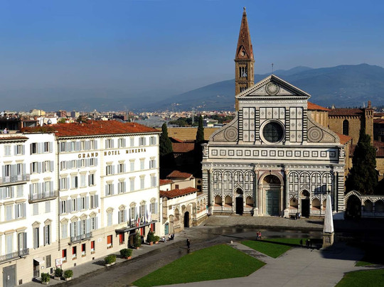 弥涅瓦大酒店主图