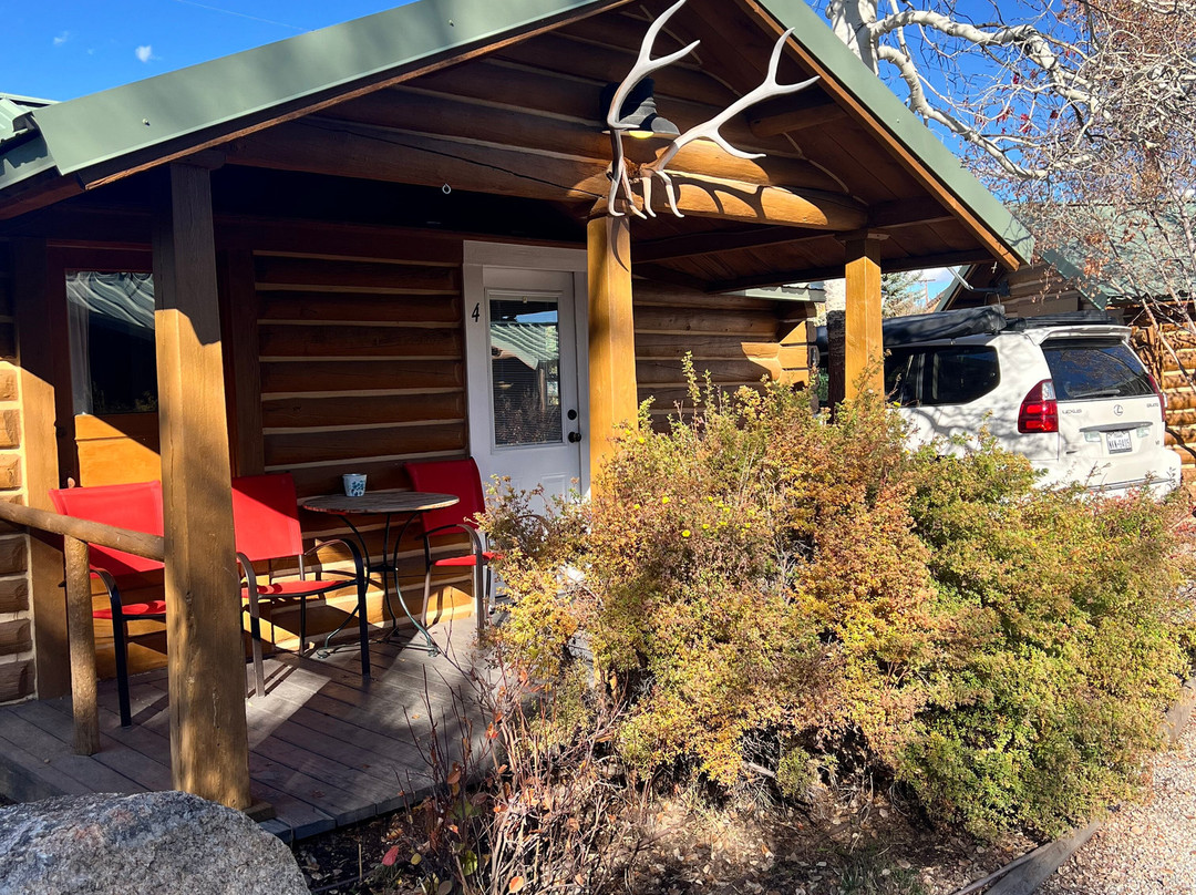 Log Cabin Motel主图