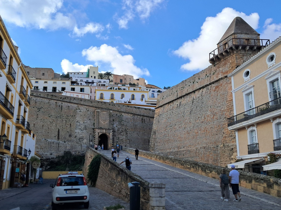 Porta de Ses Taules and Plaça d'Armes-伊维萨城区必去景点