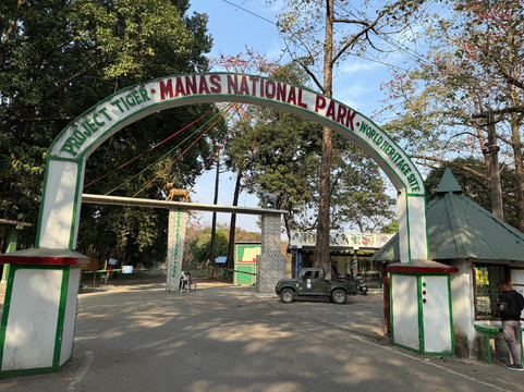 玛纳斯丛林度假屋主图