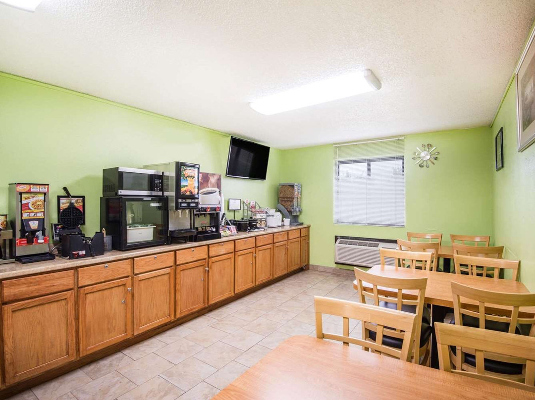 恩波里亚速8酒店