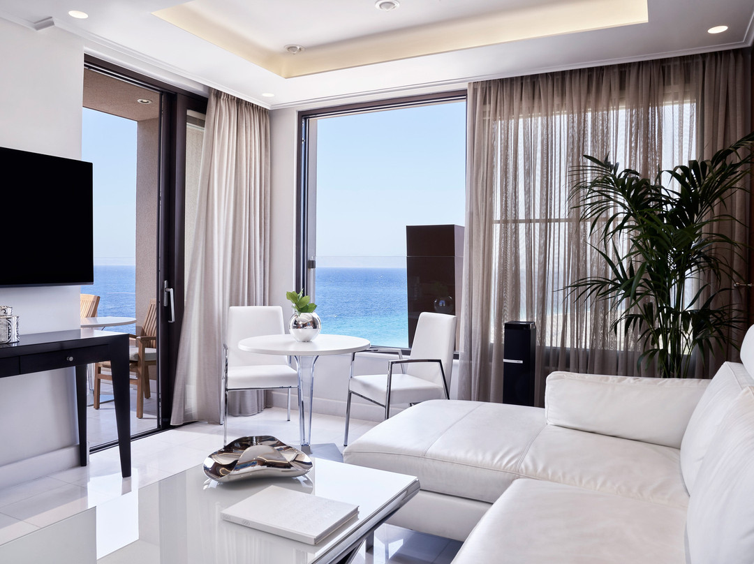 海滩美景套房酒店主图