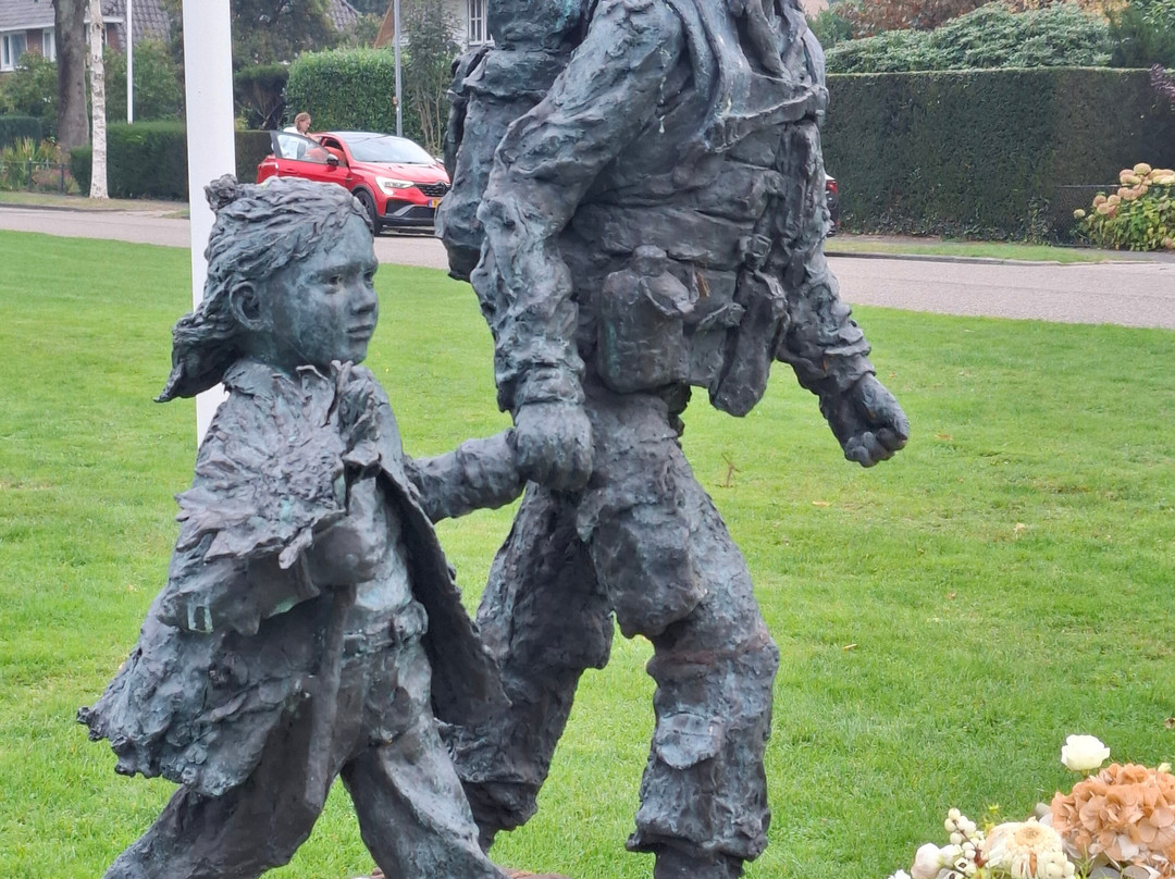 Soldaat met bloemenmeisje Monument-Oosterbeek必去景点