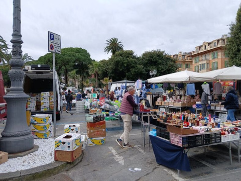 Mercato del giovedì-拉帕洛必去景点