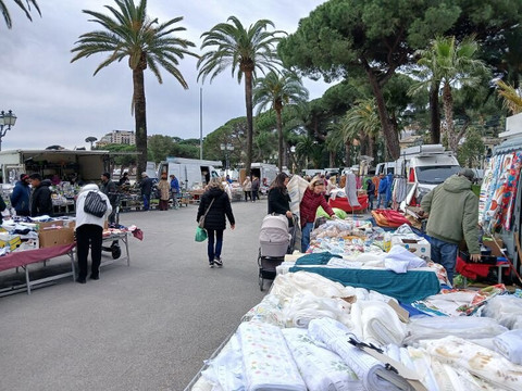 Mercato del giovedì-拉帕洛必去景点