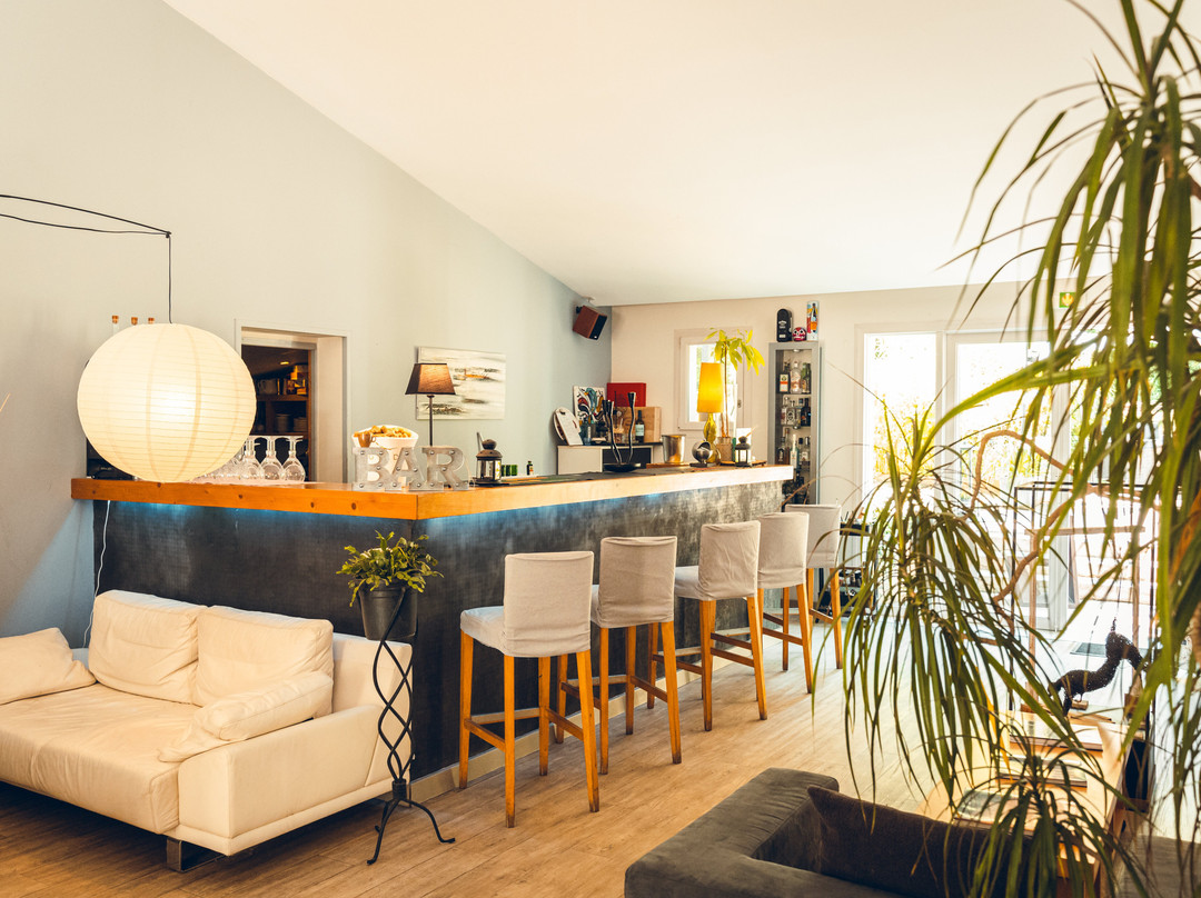 洛吉斯酒店 - 白色小屋,附设小酒馆主图