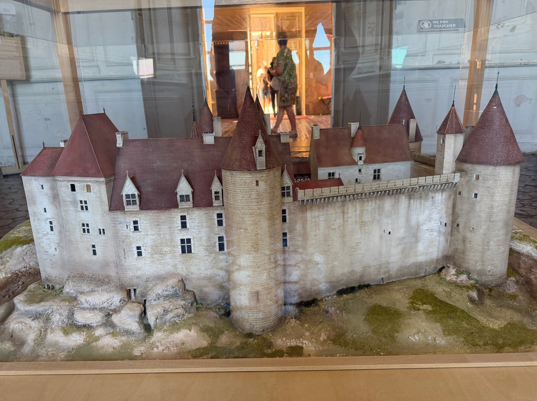 Chateau de Châteauneuf-en-Auxois-Chateauneuf必去景点