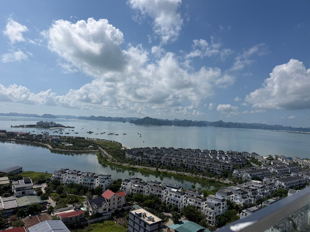 下龙湾德拉西酒店 - 现代湾景度假胜地主图