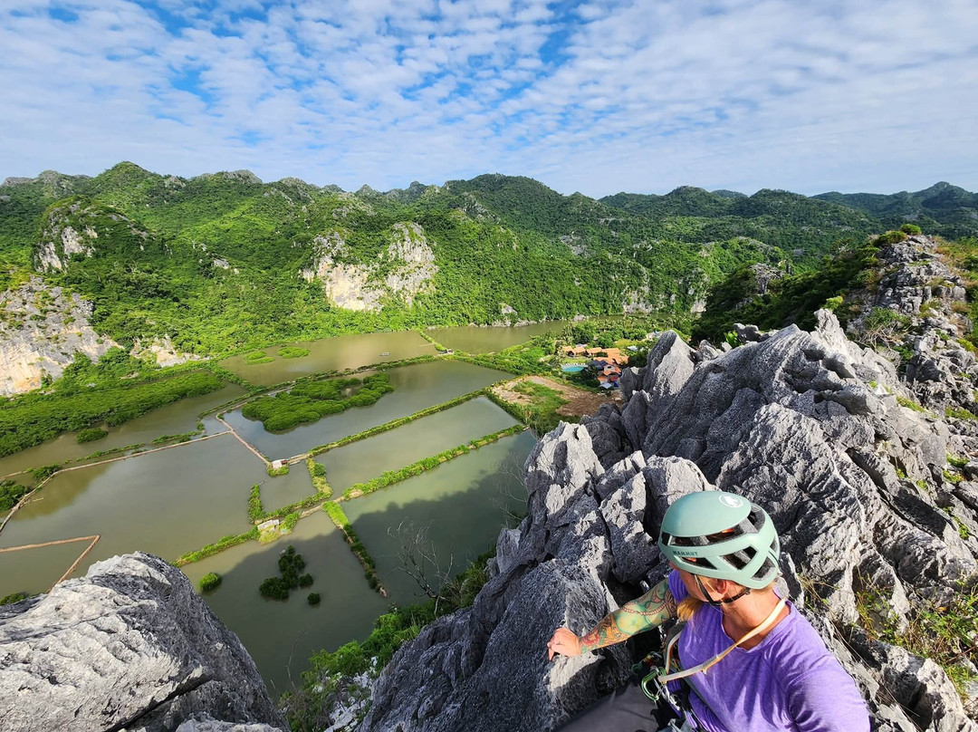 Hoa Cuong Cave