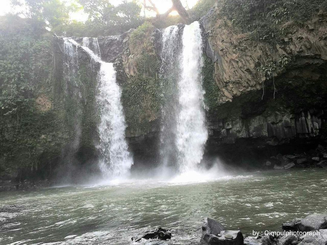 Bengkawah Waterfall景点图片