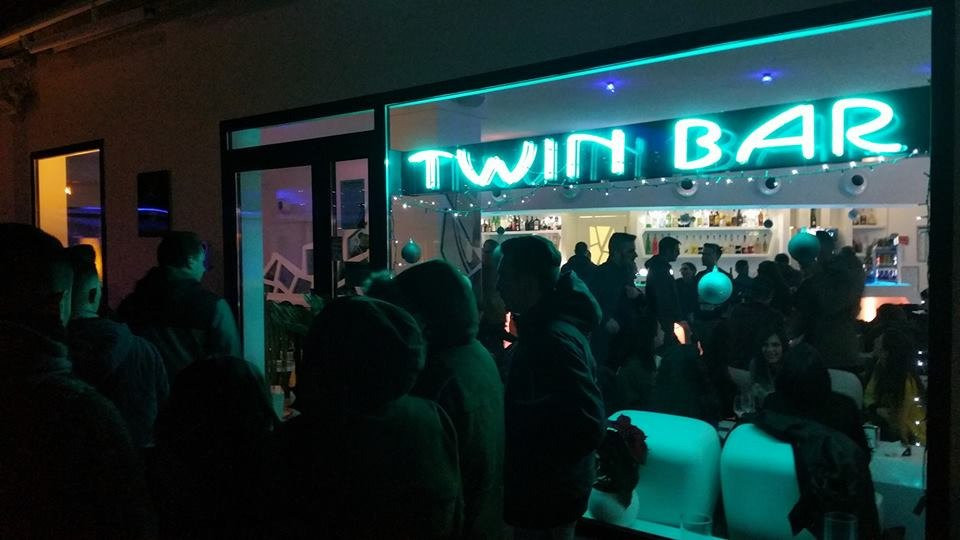 Twin Bar