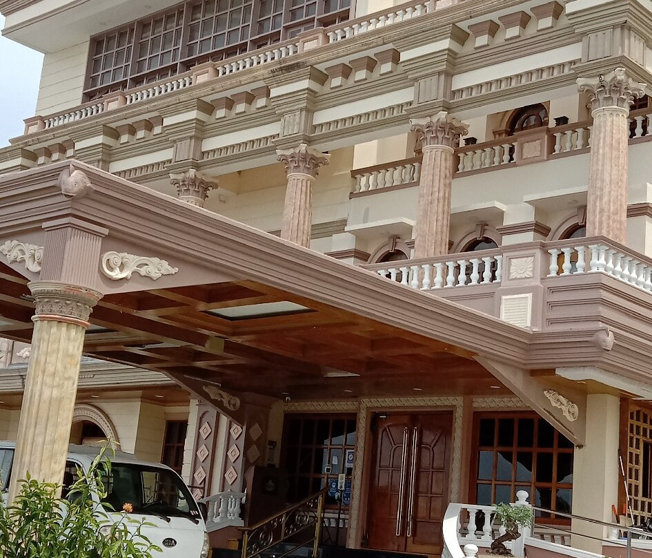 E-Crown Hotel And Resort