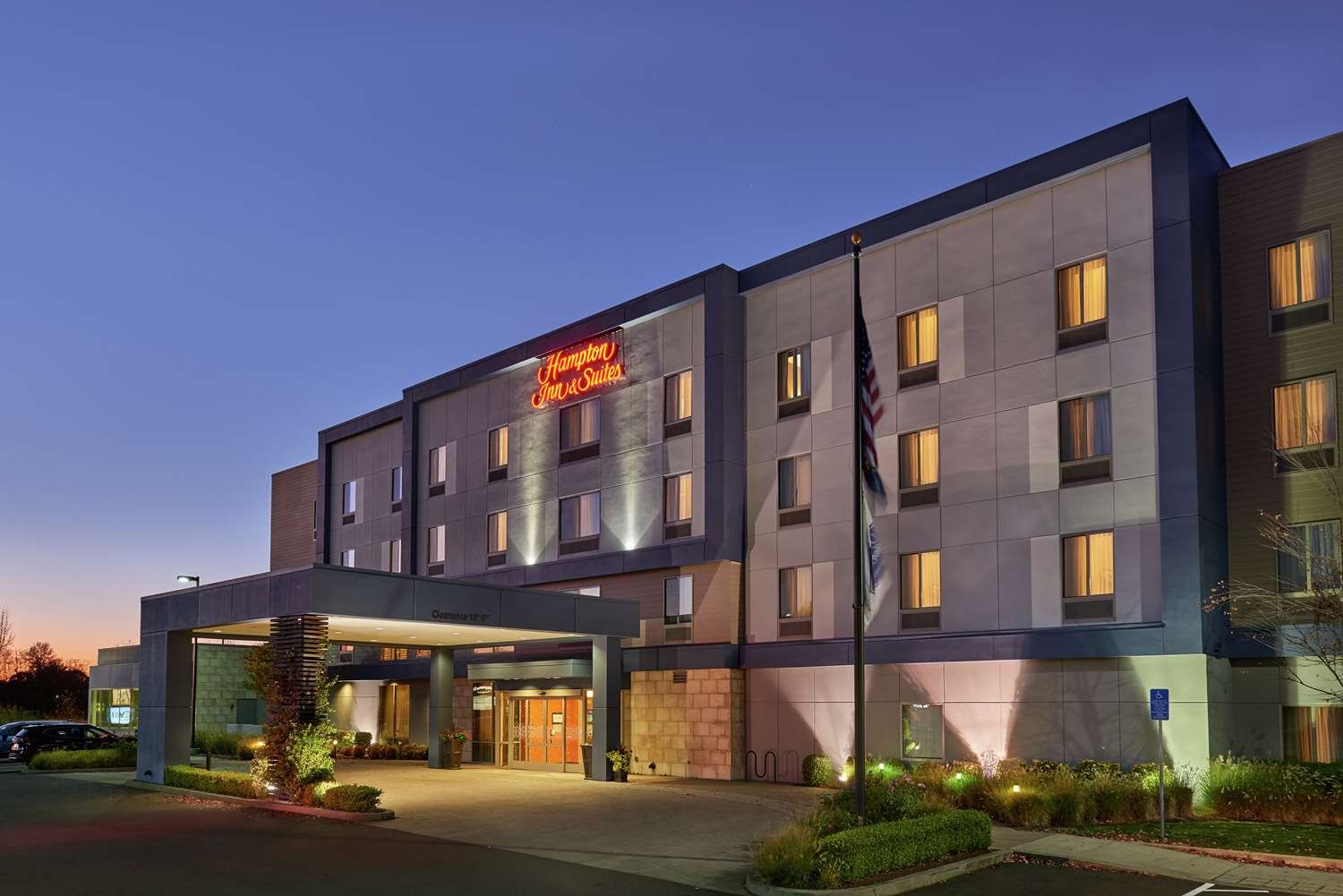 Hampton Inn & Suites Salem-官方