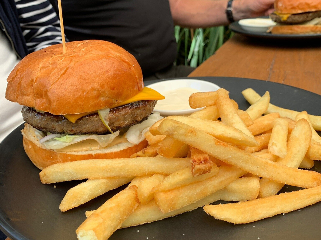 Seven Creeks Hotel主图