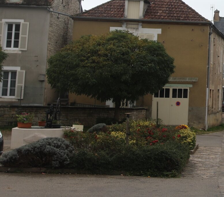 Le Puits De La Fontaine À Joux La Ville
