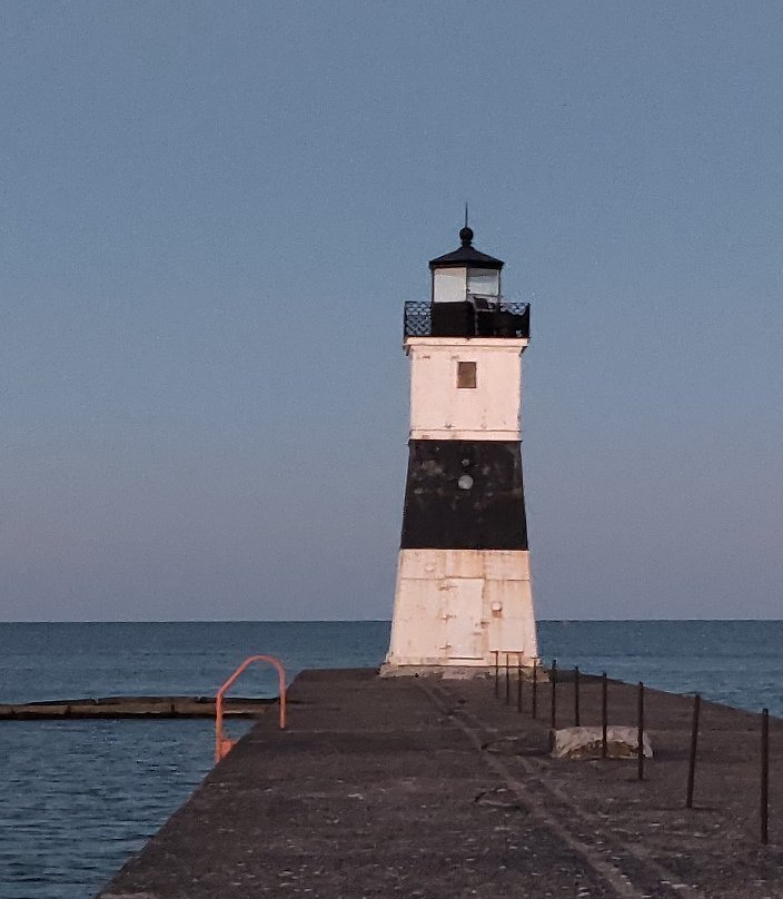 Erie Harbor North Pier Light景点图片