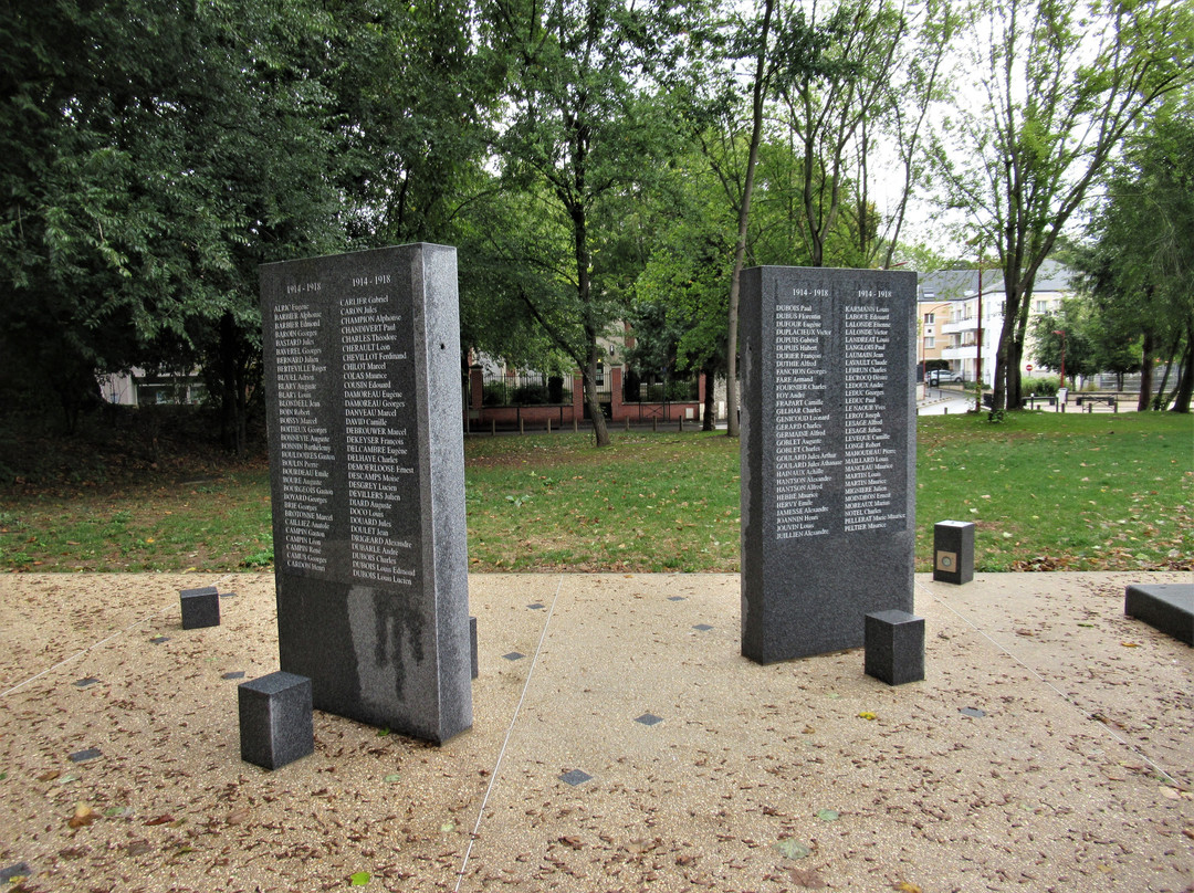 Monument Aux Morts-戈内斯必去景点