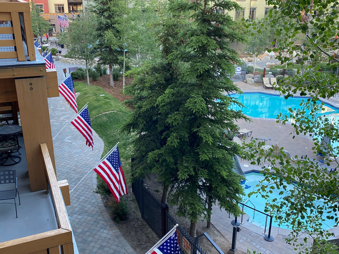 村庄小屋酒店主图