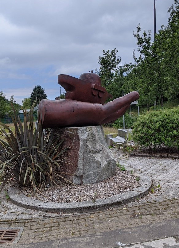 Future in Hand Sculpture-Port Glasgow必去景点