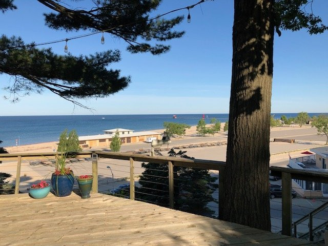 Looking Glass Beachfront Inn主图