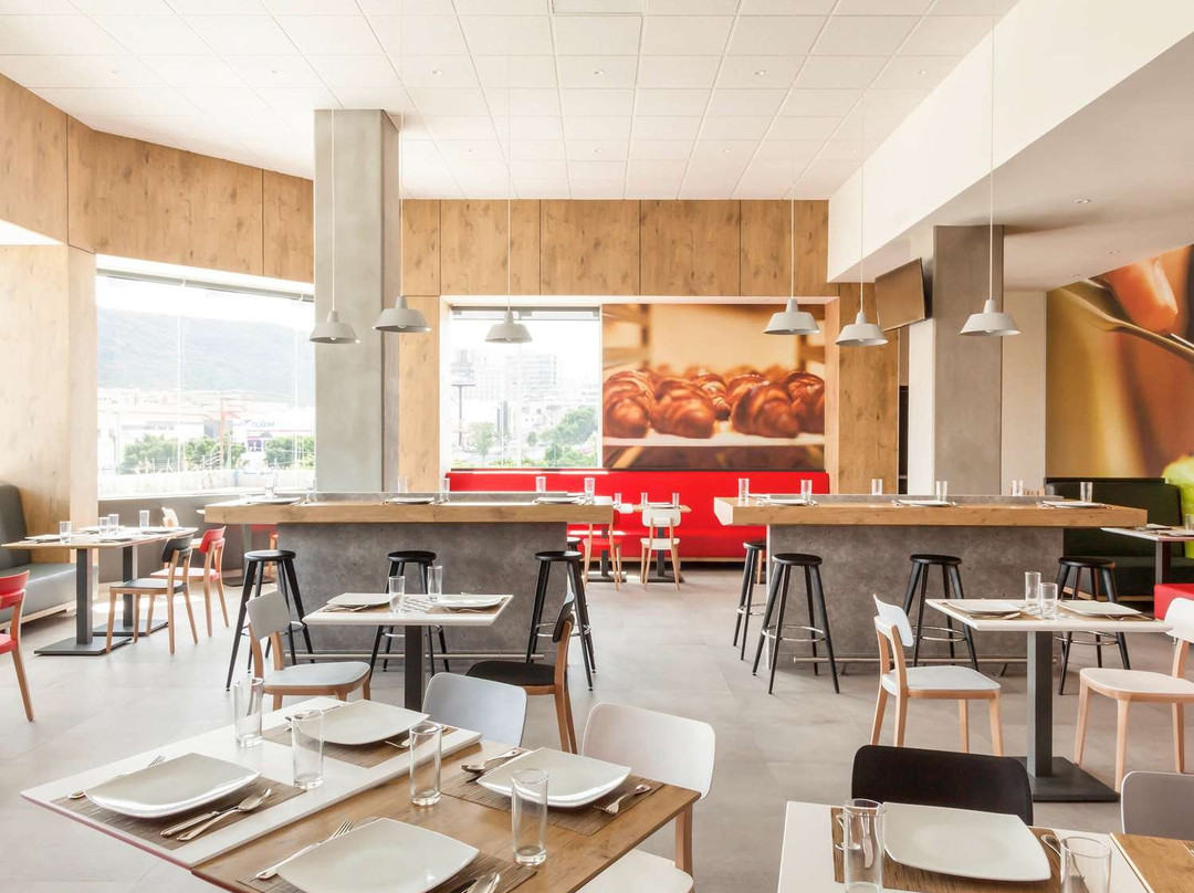 宜必思克雷塔罗酒店主图