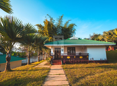 Tuskers Hill by Poppys Anaikatti主图