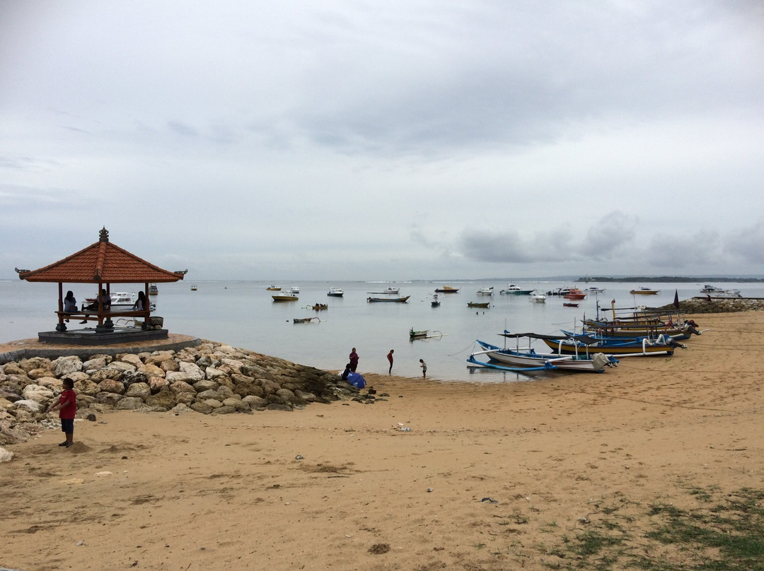 萨努尔海滩景点图片