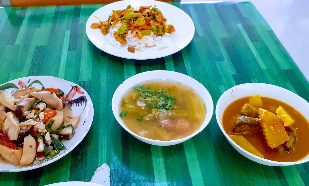 ข้าวแกงปักษ์ใต้ ขาหมู บ้านดู่ สาขา5