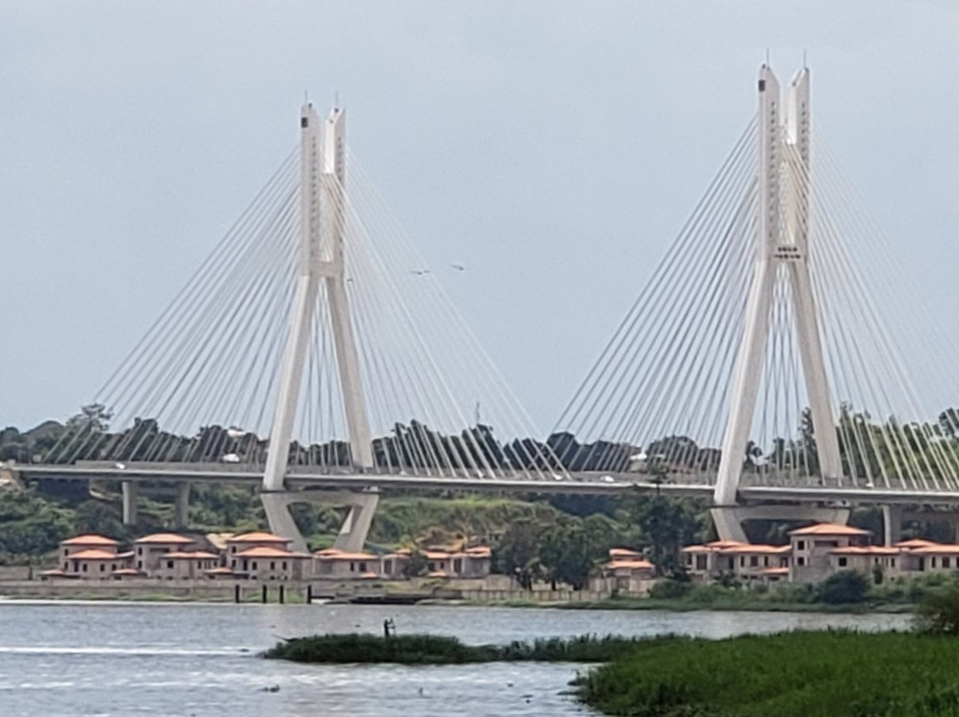 Pont Du 15 Aout 1960-布拉萨市必去景点