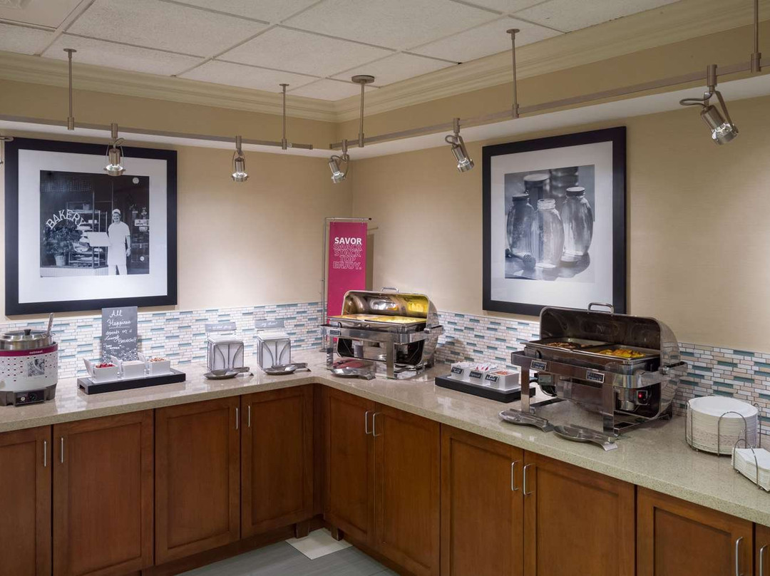 威廉斯堡广场希尔顿恒庭旅馆&套房酒店主图