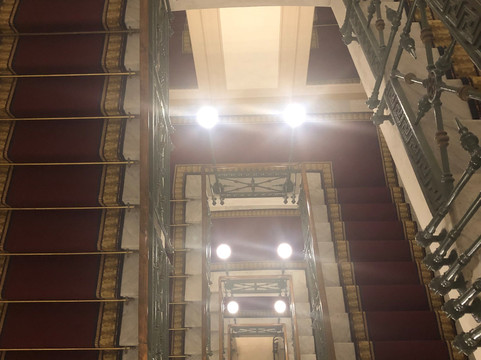 维苏威大酒店主图