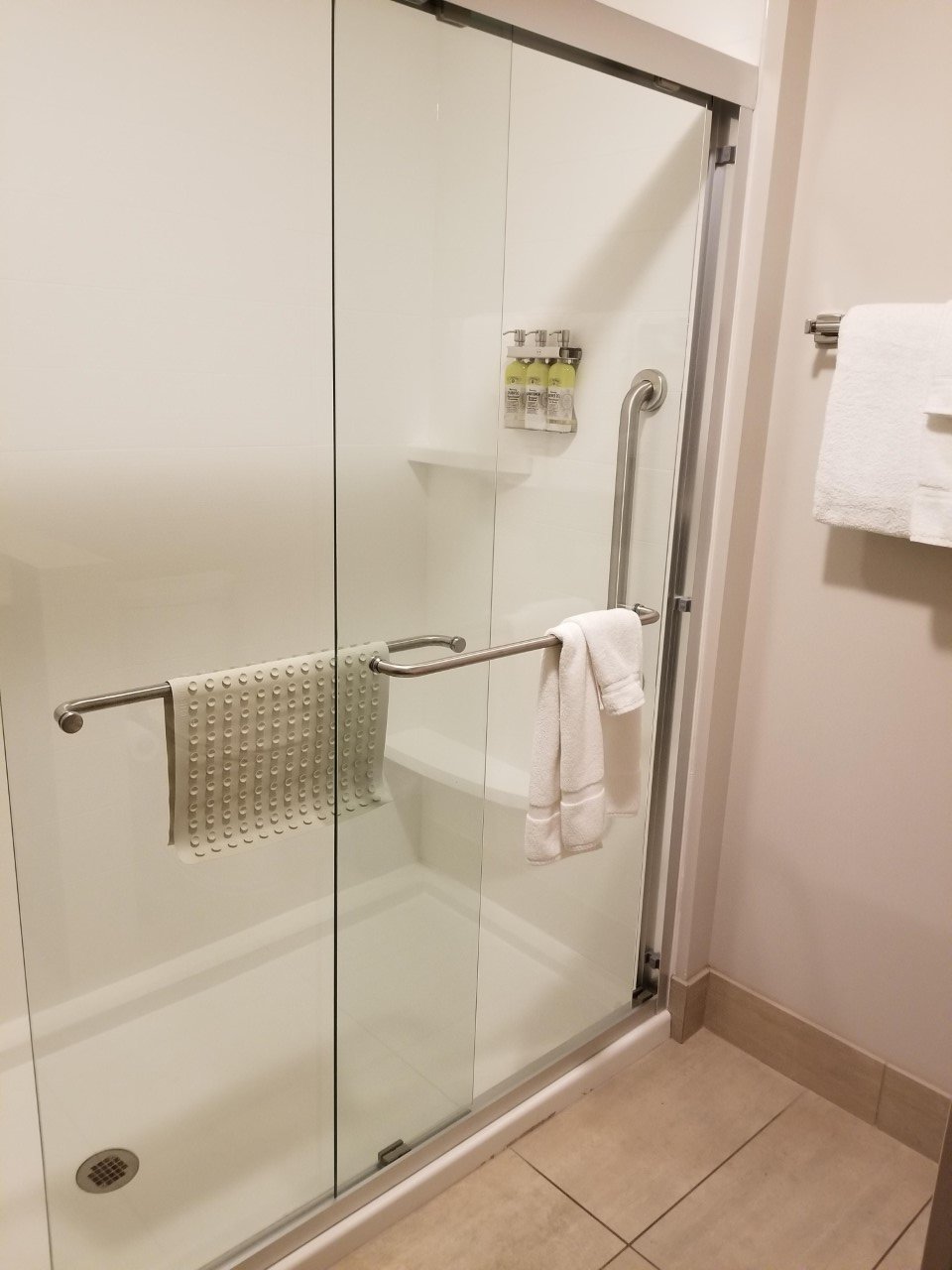 Holiday Inn Express & Suites Springfield North By IHG-浴室