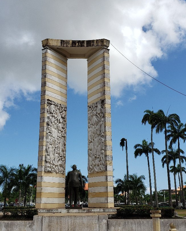 Avenue du Général de Gaulle-卡宴必去景点