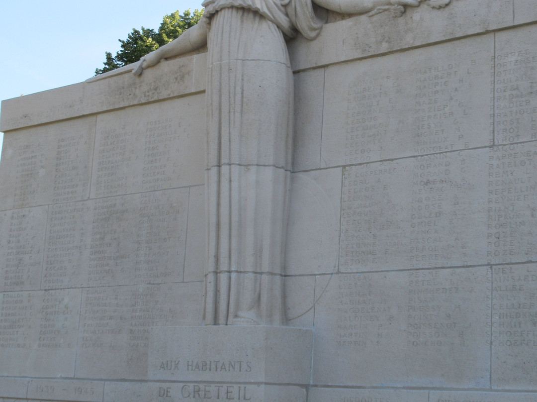 Monument Aux Morts景点图片