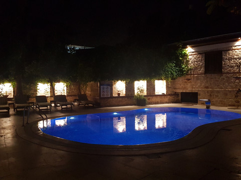 白色花园酒店主图