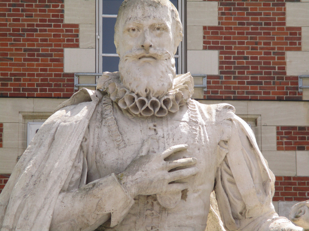 Statue de Maximilien de Bethune-Sully-sur-Loire必去景点